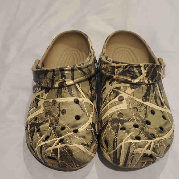 CROCS Green and Tan Slippers with Ventilation and Pivoting Strap (23) - Picture 1 of 7